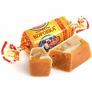 Конфеты Коровка в новогоднем наборе с мини-плиткой